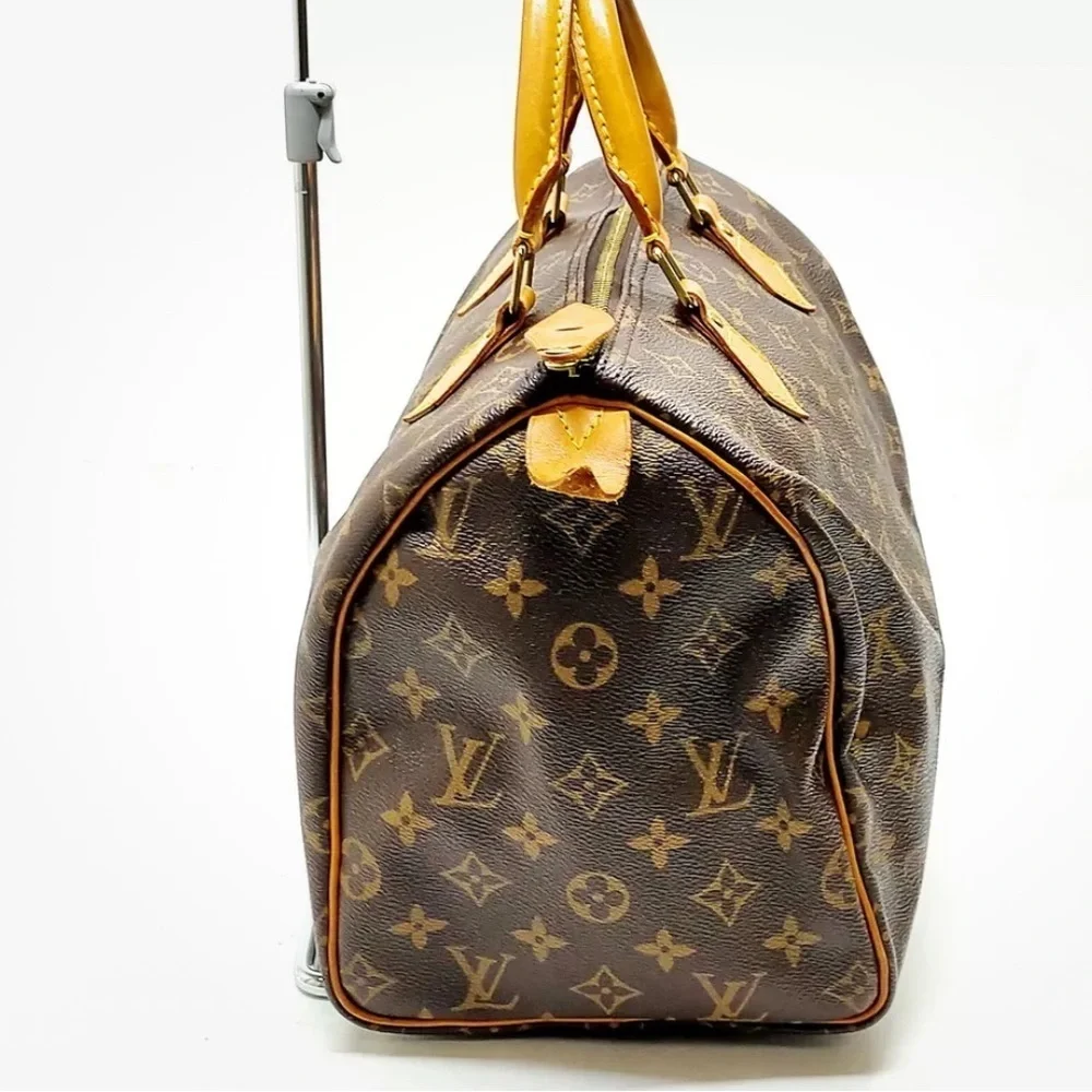 - Louis Vuitton authentic Speedy 30 vintage. With COA